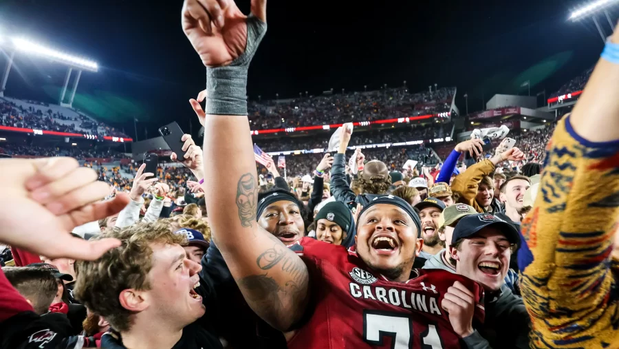 South+Carolina+players+and+fans+celebrate+after+defeating+Tennessee.+